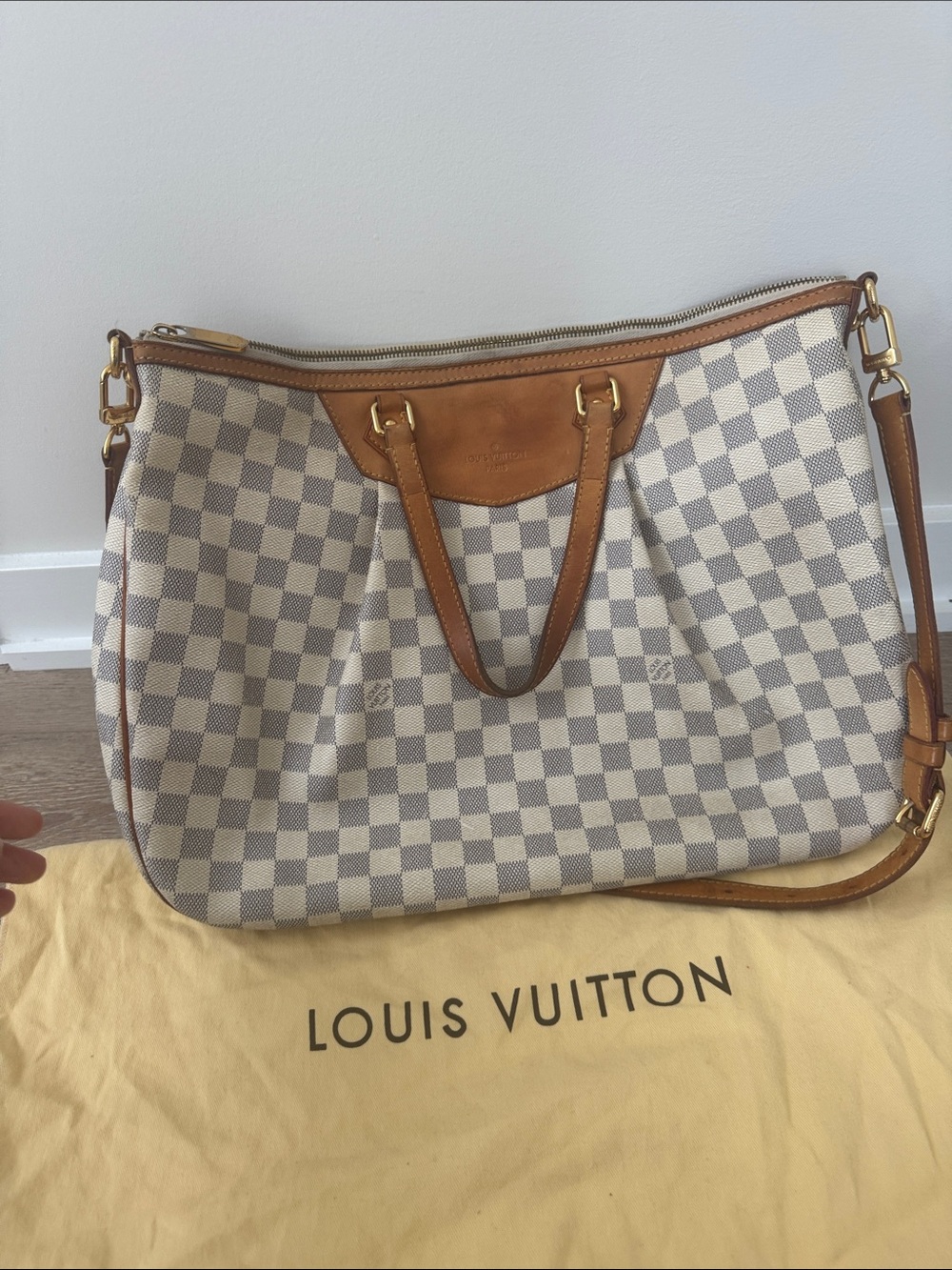 Louis Vuitton Siracusa GM bag
Damier Azur Check Tote with Tan Leather - Picture 3 of 11